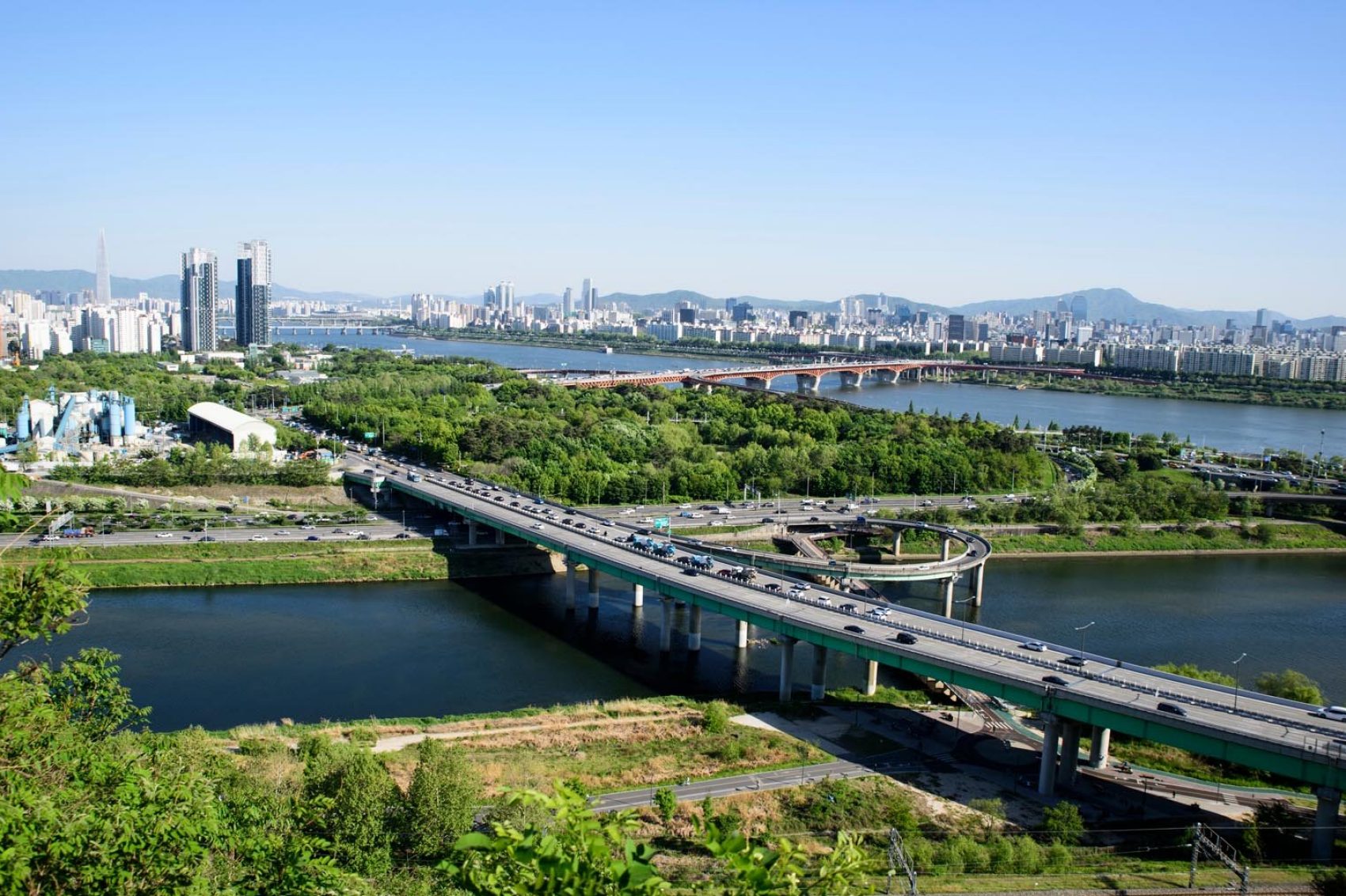 Seongsu dong and Apgujeong dong in Seoul and Eungbong Mountain in the background