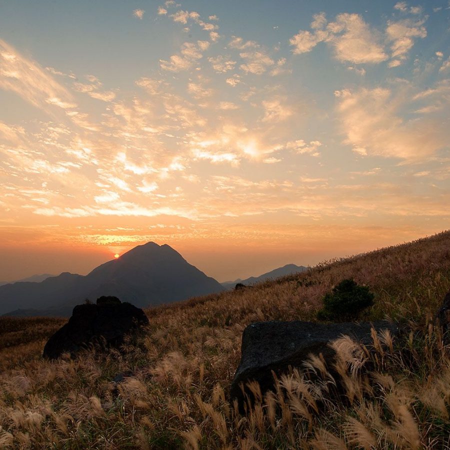Sunset with scattered clouds (Lantau Trail, Hong Kong)