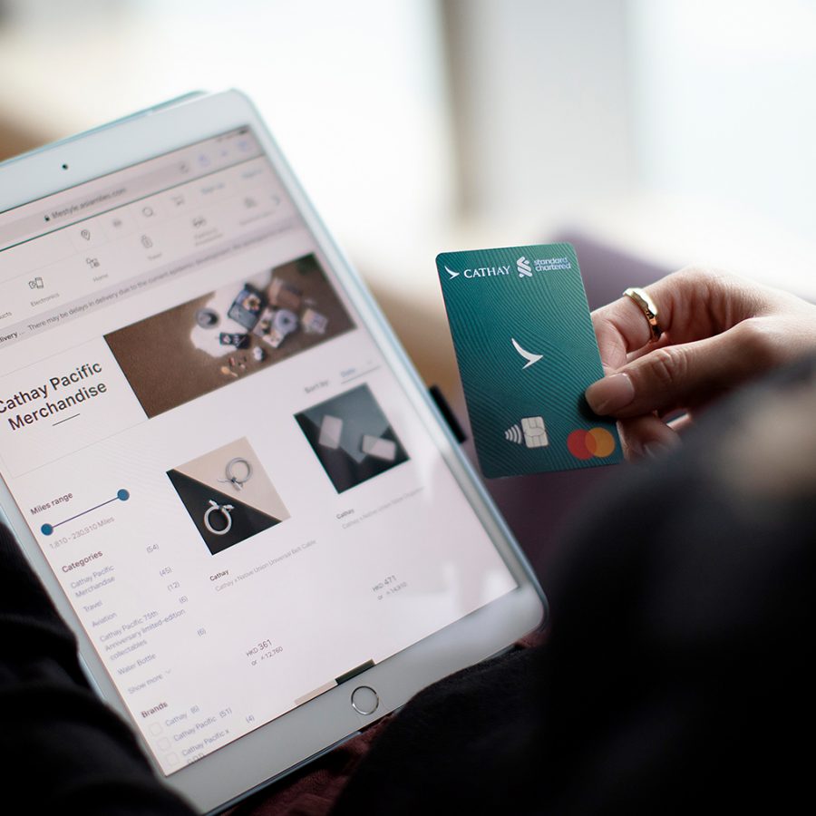 Customer shopping on Cathay with Standard Chartered Cathay Mastercard