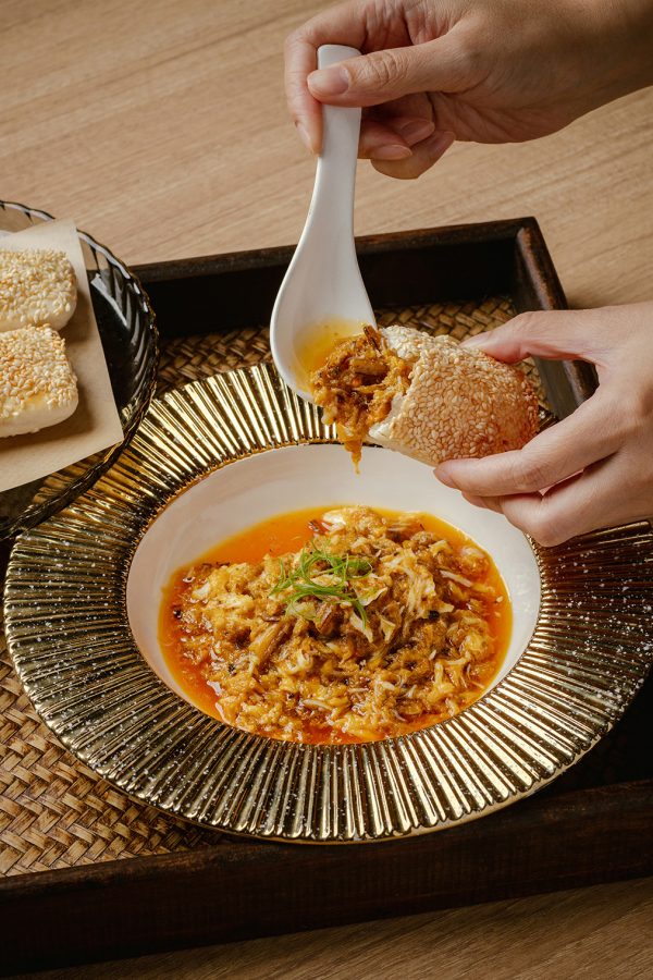Steamed hairy crab in sauce