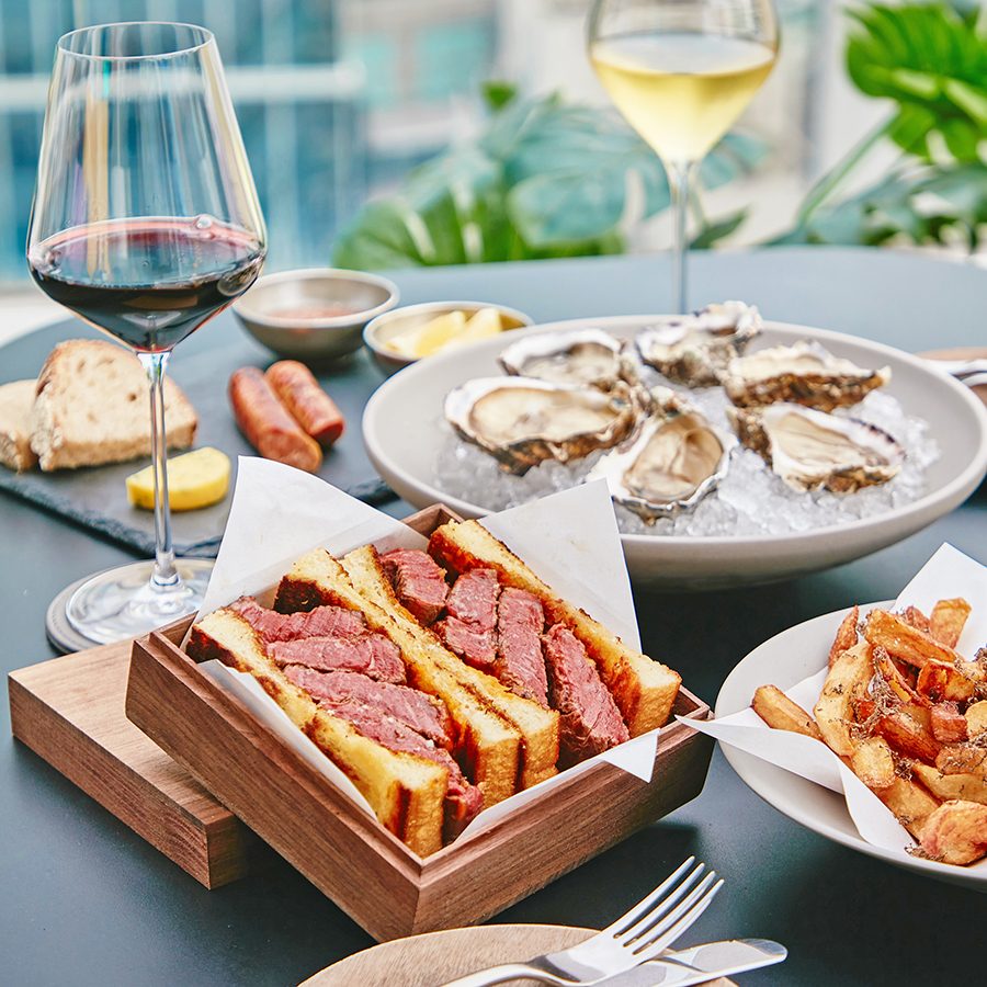 Plume sandwich and oysters 