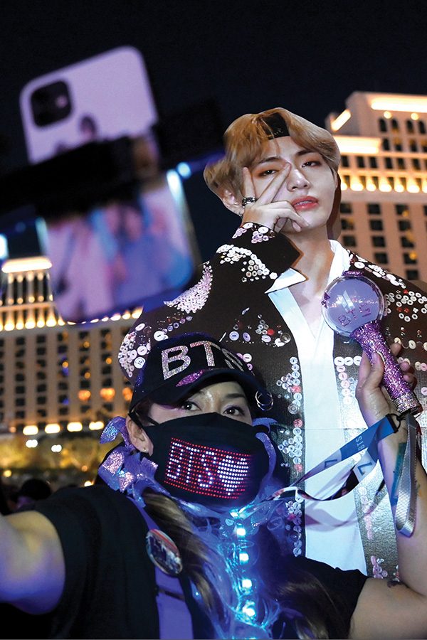 K-Pop fans iPhone selfie