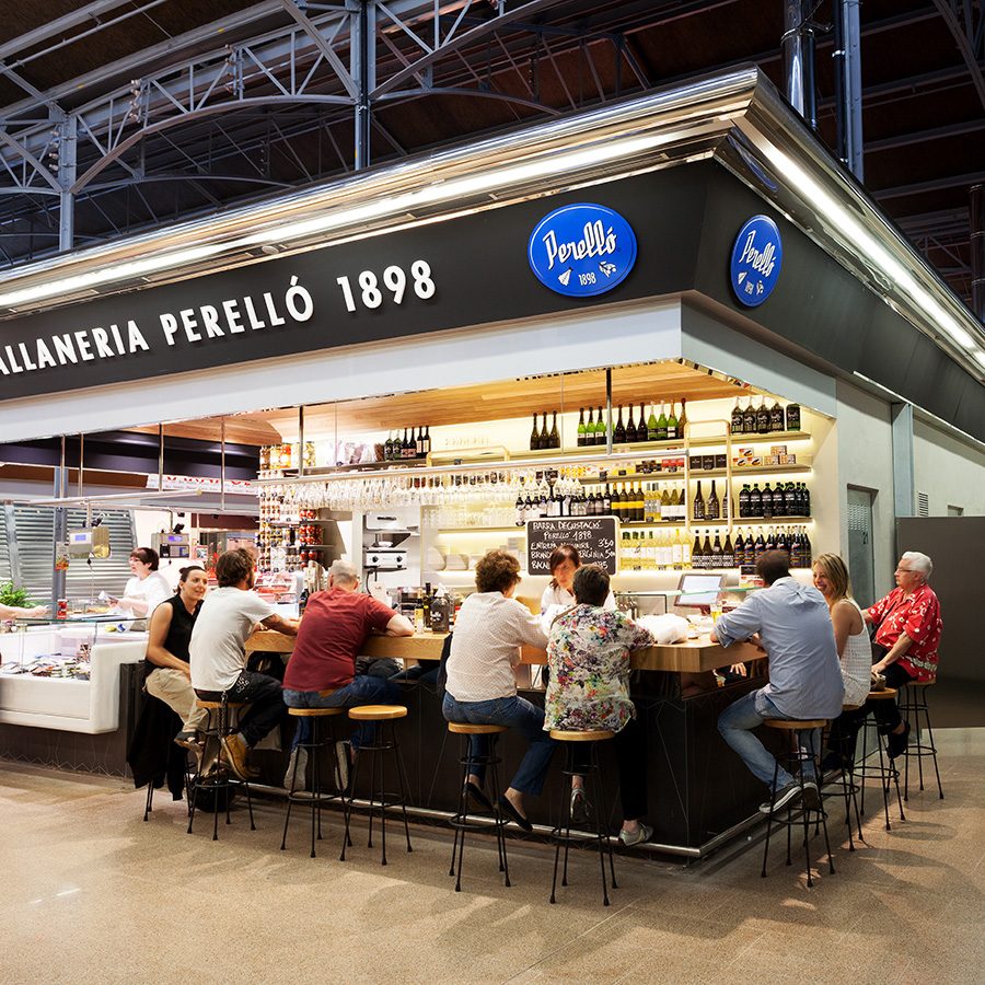 People dining at Barra Perello in Barcelona