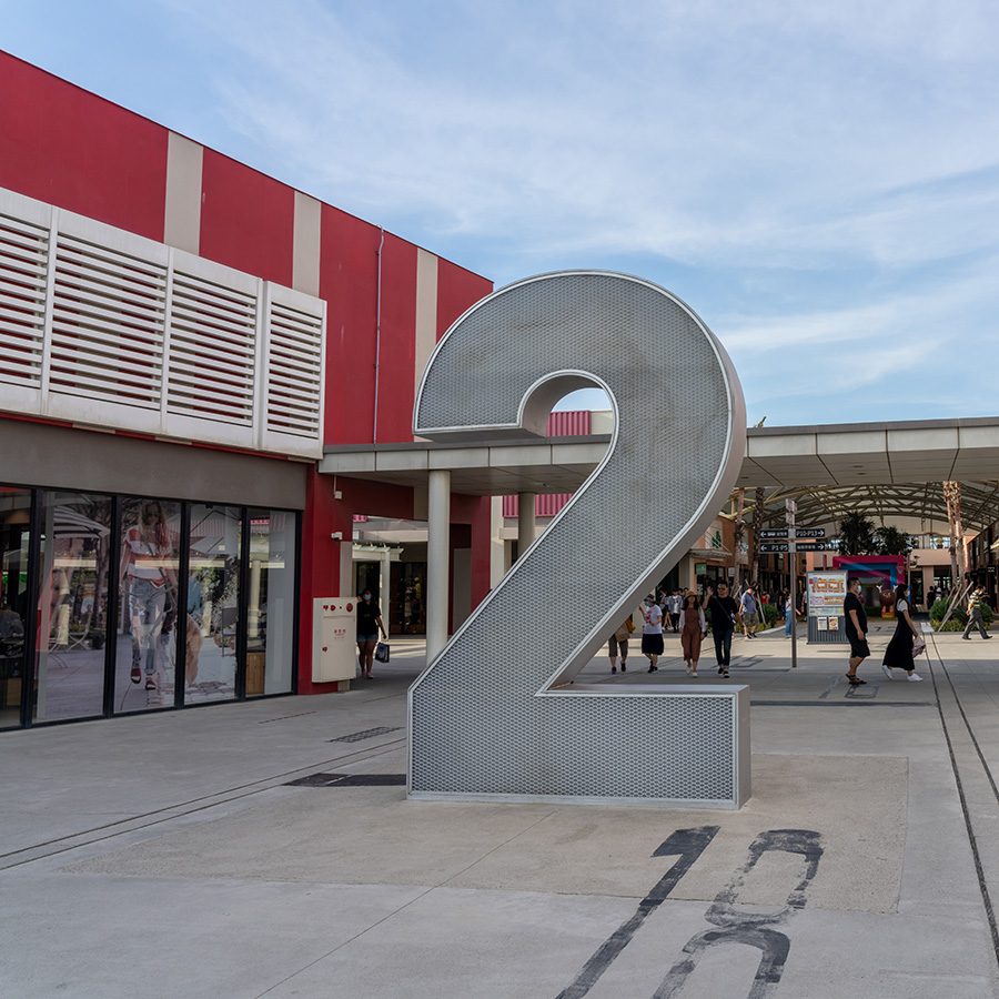 Mitsui outlet logo outside 