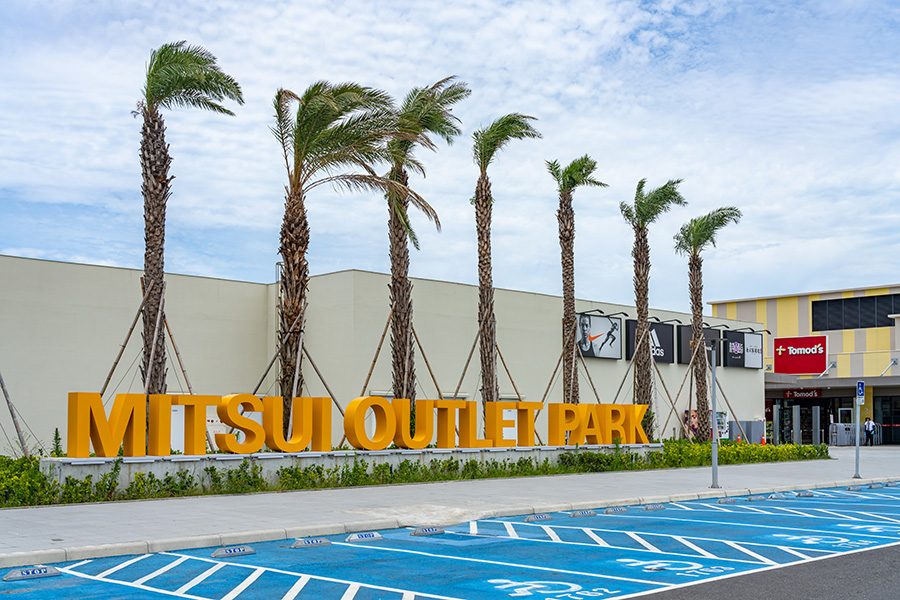 Mitsui outlet logo outside 