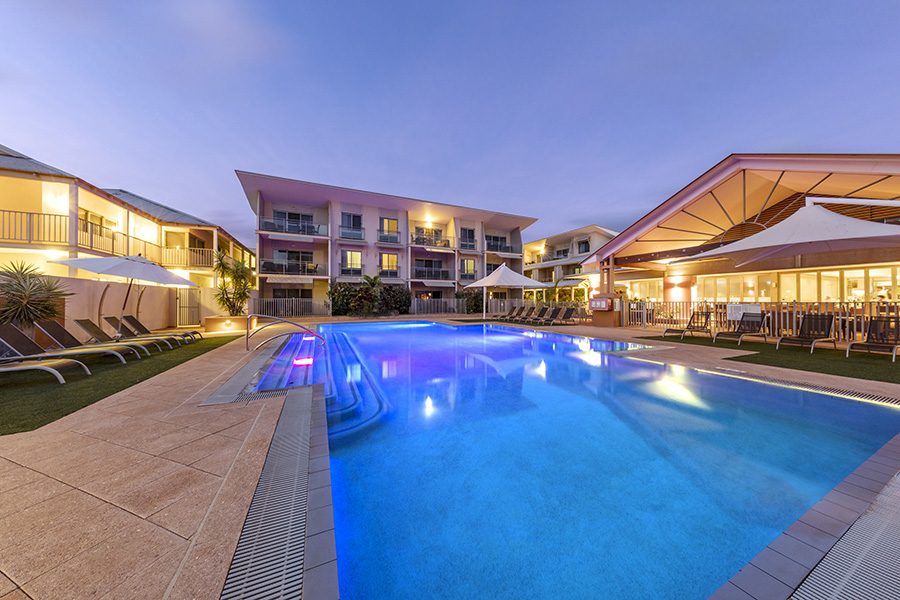How the swimming pool looks like at night at Oaks Broome