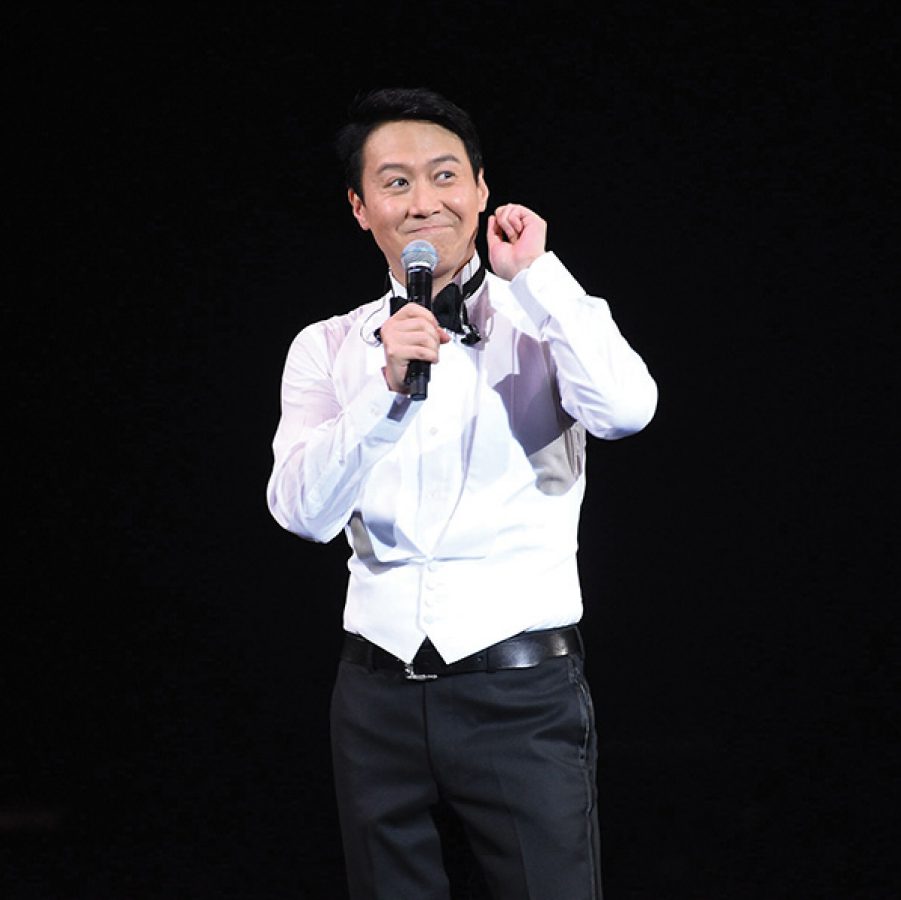 A portrait of Leon Lai is talking at his concert.