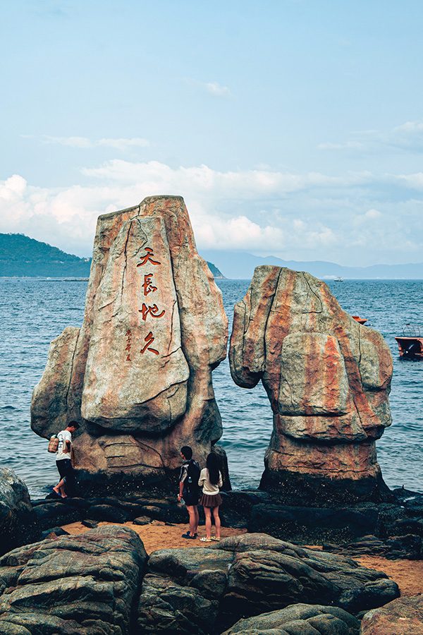 Rock carving at Dameisha