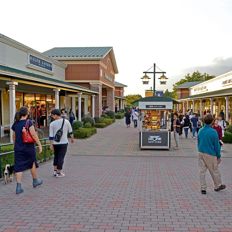 People are walking to Gottemba Premium Outlets
