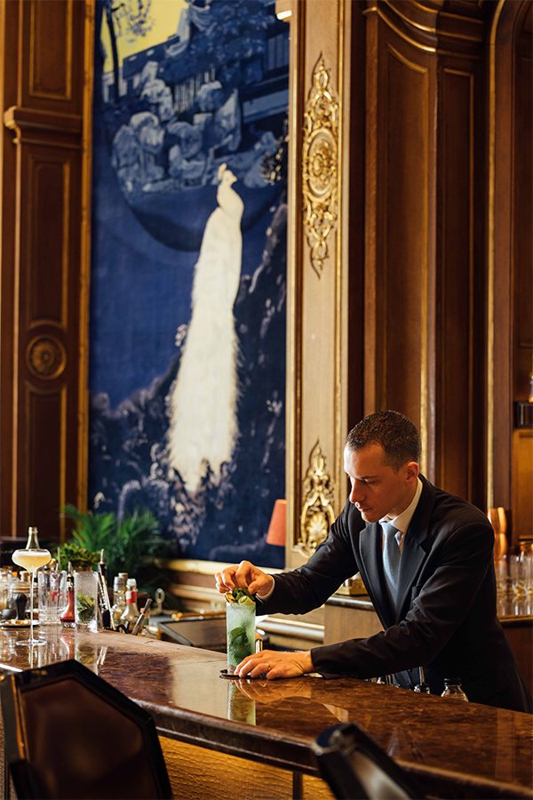 A mixologist mixing a cocktail at Bar Kléber in Paris Hong Kong