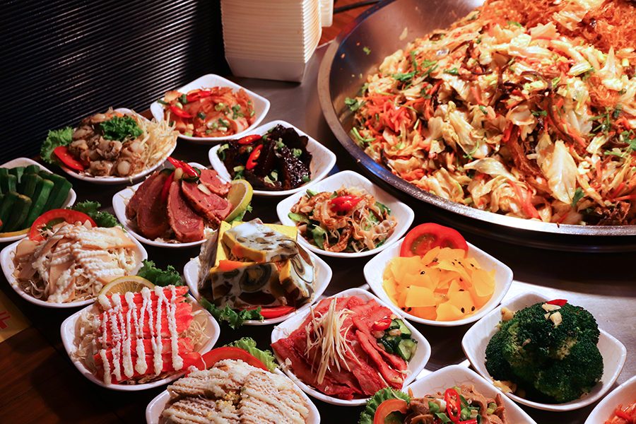 Food served in Raohe Night Market, Taipei 