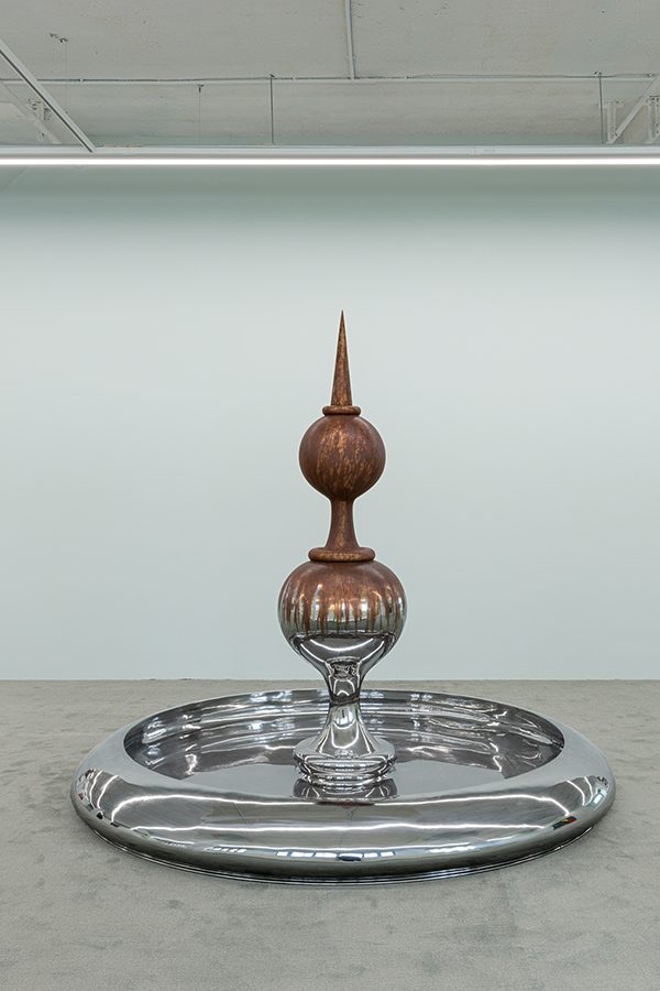 Art piece of silver colour