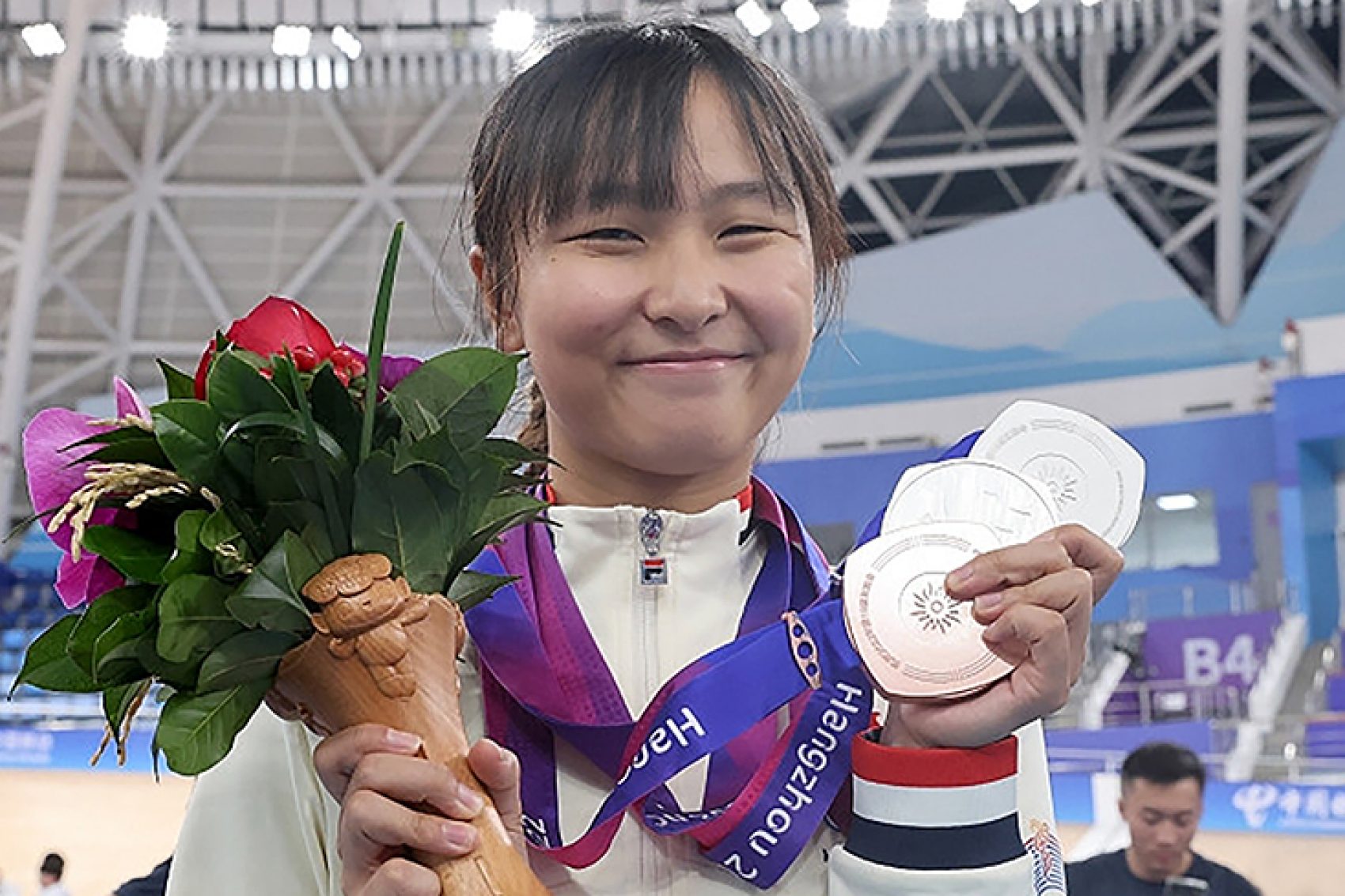 Photo of Lee Sze Wing after receiving the award