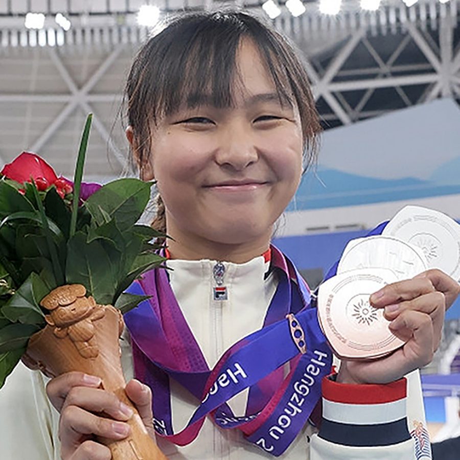 Photo of Lee Sze Wing after receiving the award