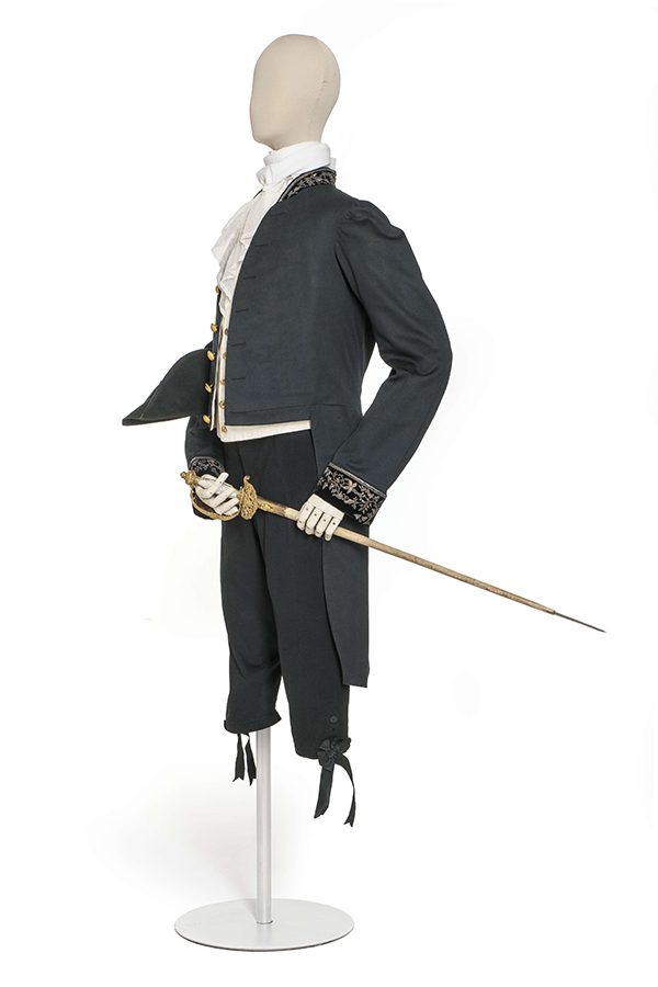 The Adorned Body at the Hong Kong Palace Museum, featuring a man's dress.
