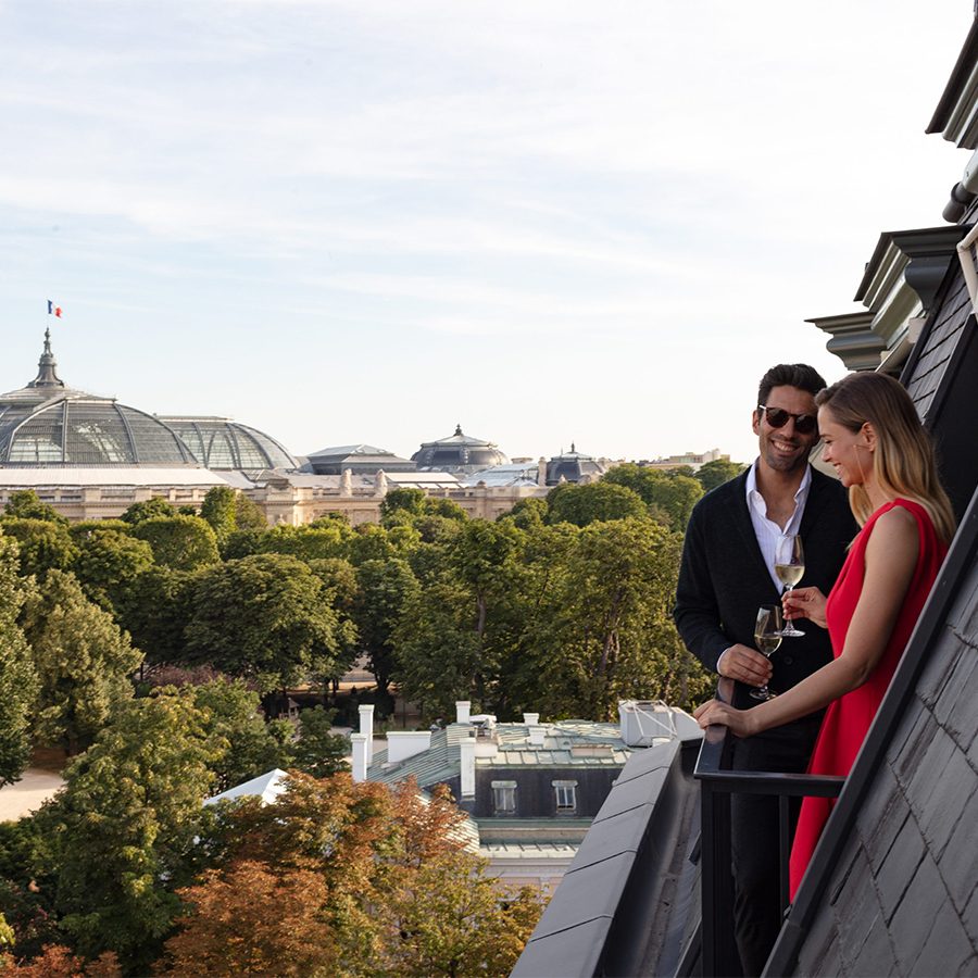 A couple chatting on the terrace of La Réserve Paris.