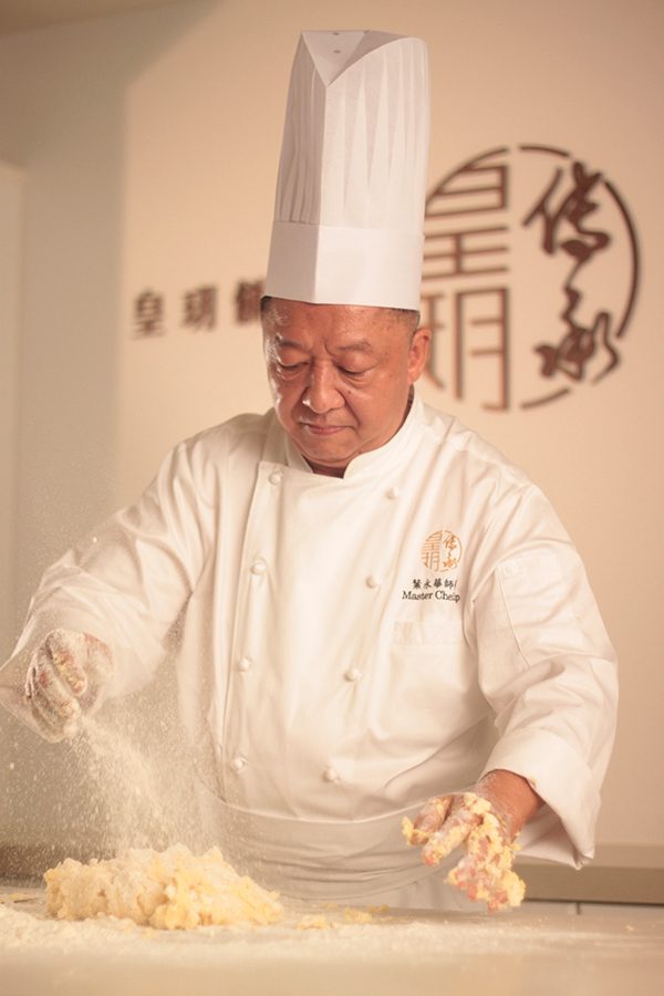 Chef Yip Wing Wah sprinkles flour into the cake.