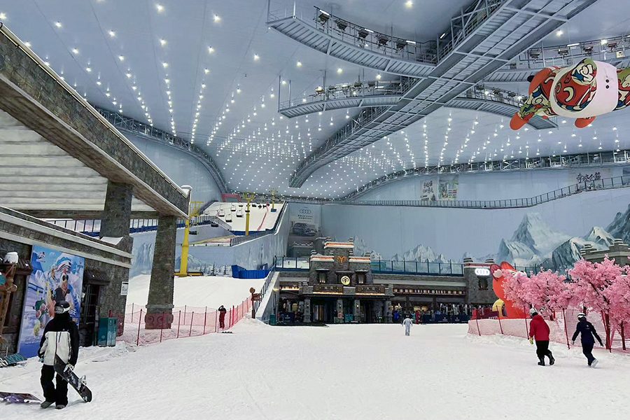 Skiiers walking in Chengdu Sunac Snow World 