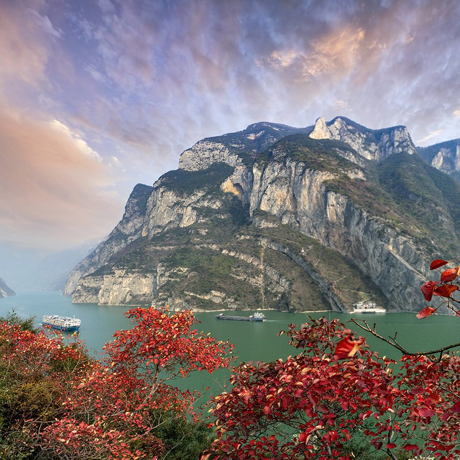 Red leaves in front of Yangtze River and Wushan Mountain behind 