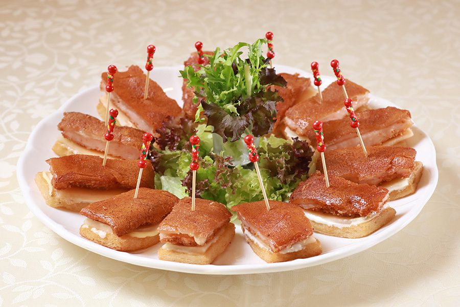 A plate of roasted suckling pig with cheese and a salad at the centre featured on Heya ’s mid-autumn hairy crab menu in Causeway Bay, Hong Kong 