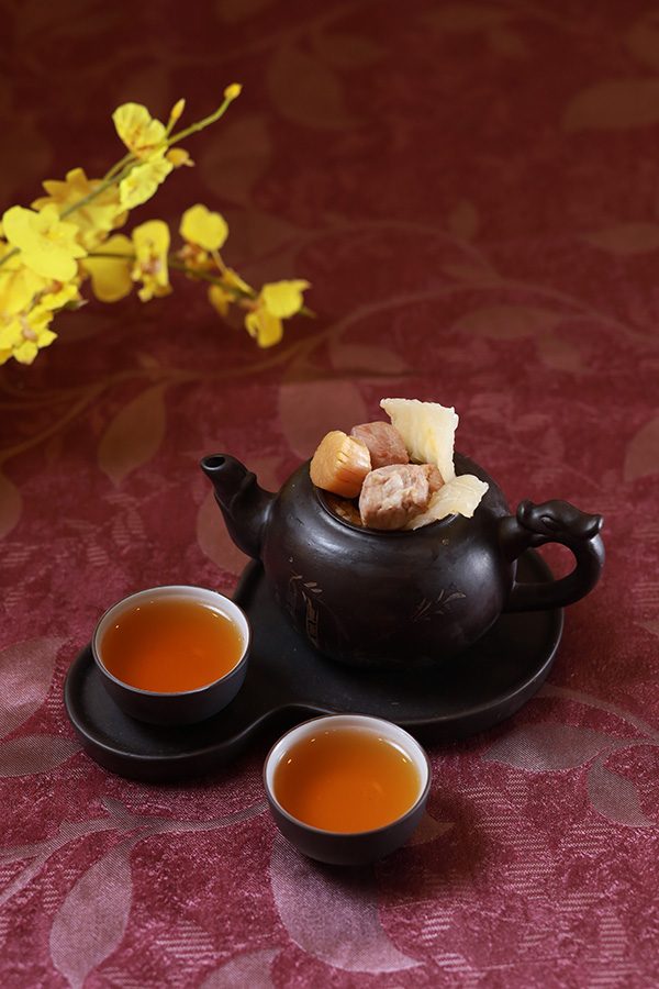 Dried scallops and vegetables in a teapot alongside two cups of Chinese tea featured on Heya’s mid-autumn hairy crab menu in Causeway Bay, Hong Kong