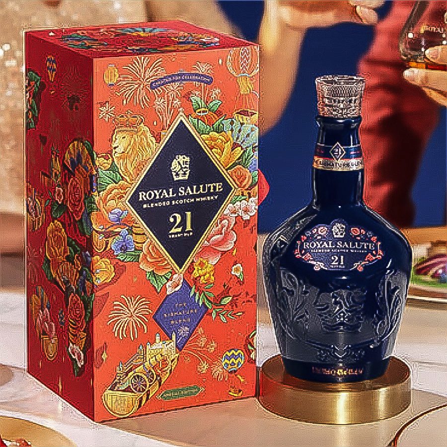 A flagon of Royal Salute Blended Scotch Whisky, Richard Quinn Edition II decorated with a daisy print. The box next to the flagon has a matching print.
