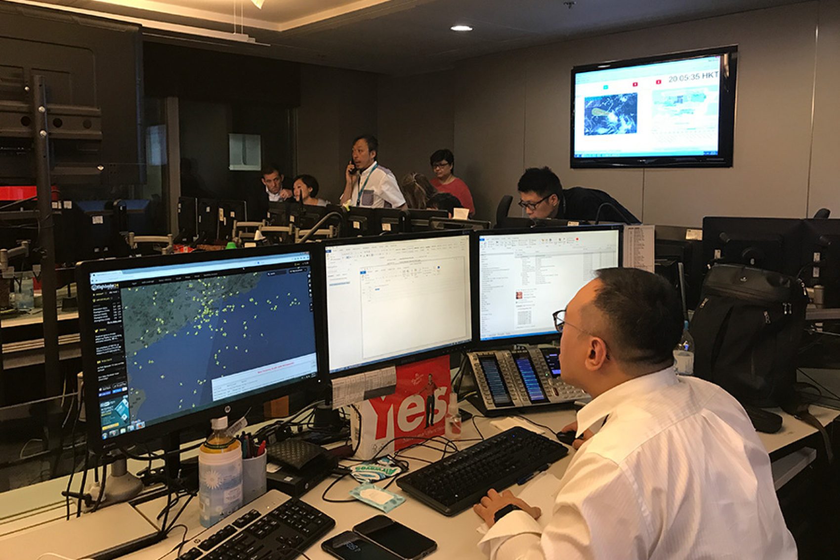People on standby observing the typhoon on multiple screens in the Integrated Operations Centre (IOC) at Cathay Pacific’s headquarters