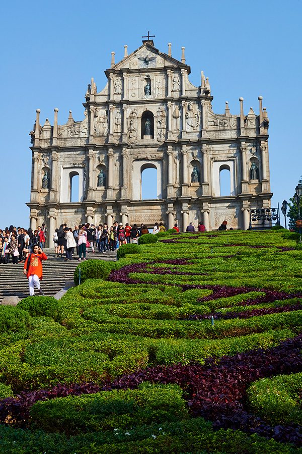 Neatly landscaped shrubbery leading up to the Ruins of St. Paul’s. 
