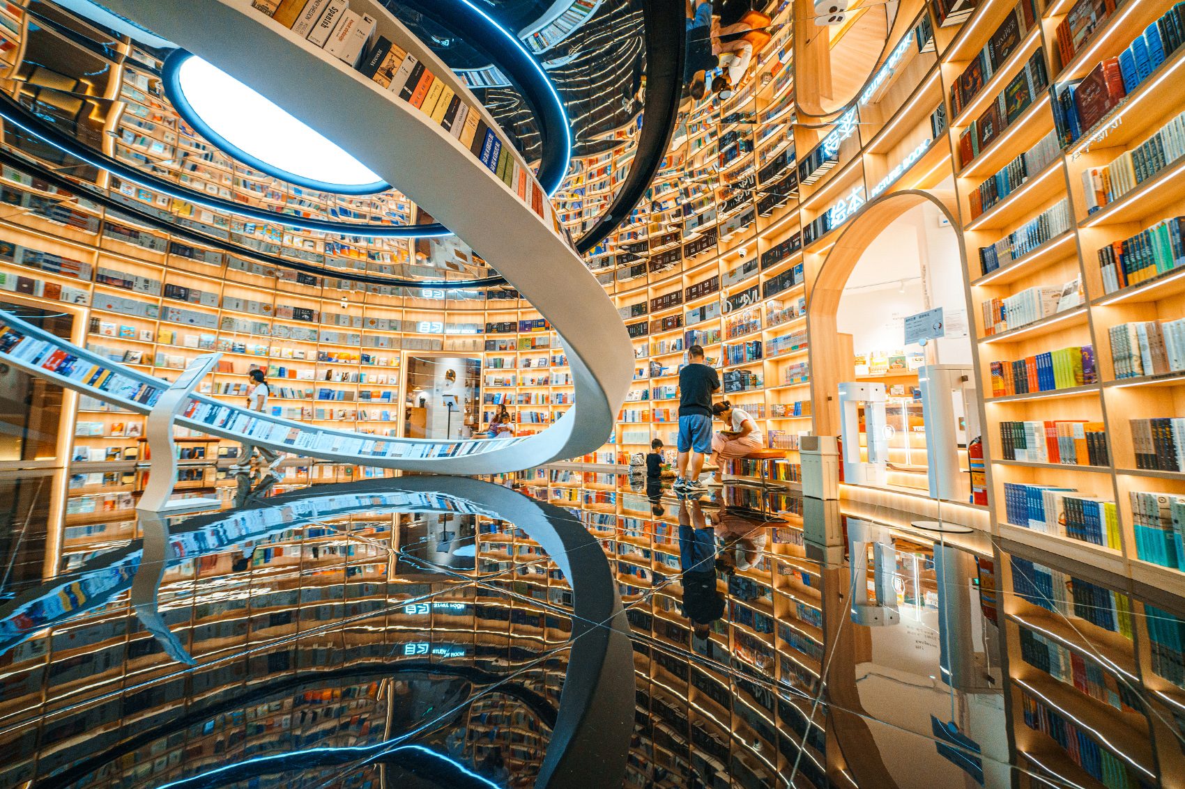  Interior of Yuishin Books, a beautifully designed bookstore in Shenzhen. 