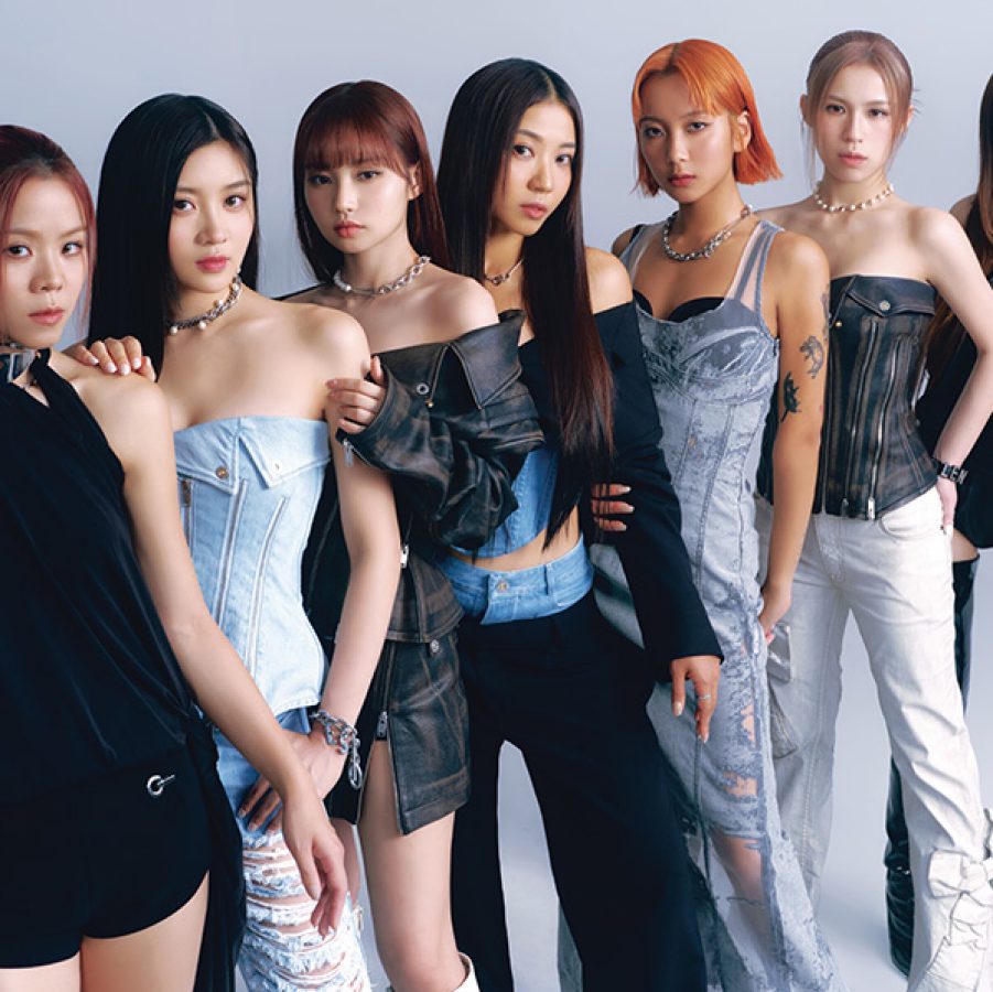 The members of Collar, a girl group from Hong Kong, standing next to each other.