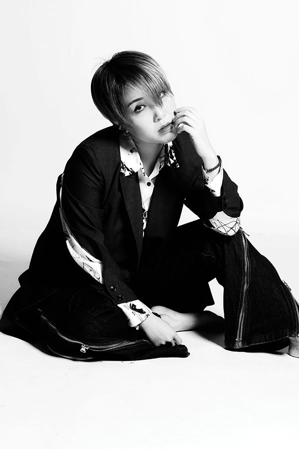 A monochromatic photo of Kendy Suen, a Hong Kong singer.