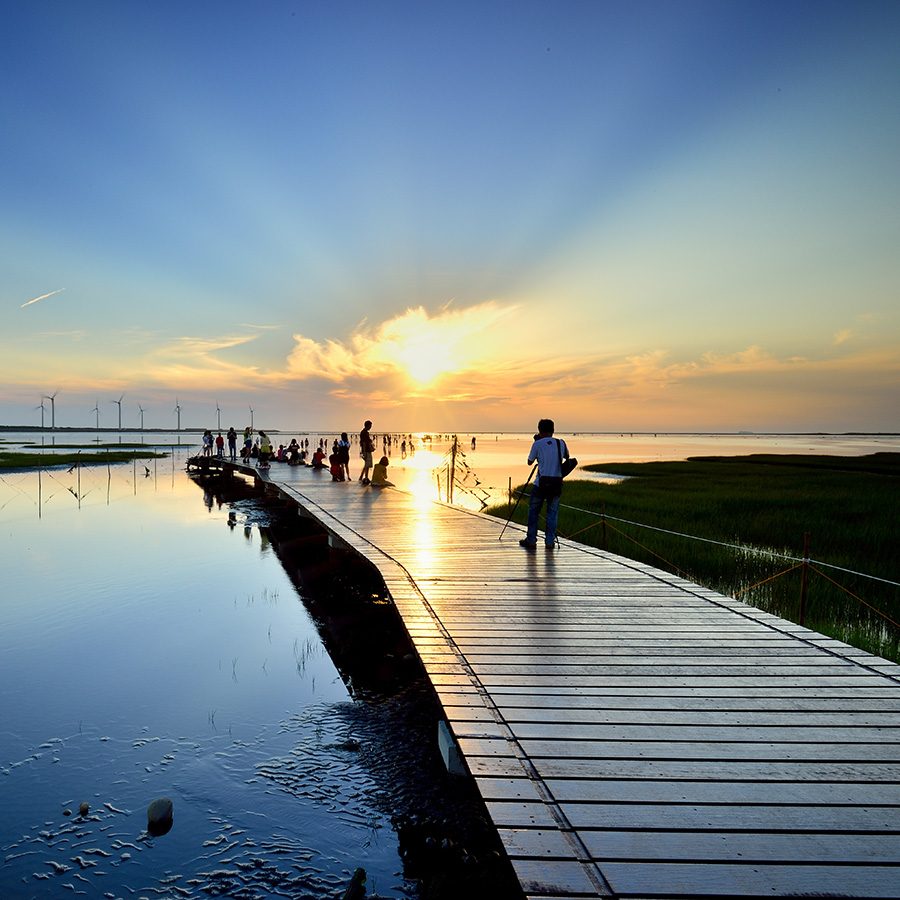 Water at the Gaomei Wetlands reflects the sunset. 