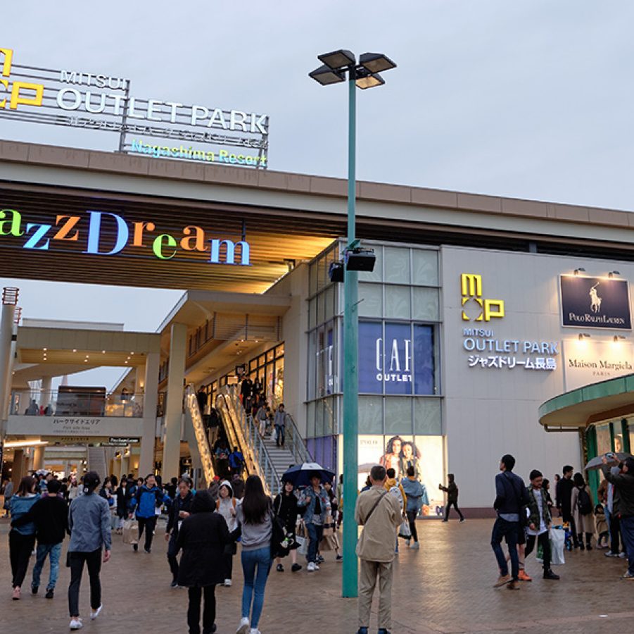 People walking around the entrance of Mitsui Outlet Park Jazz Dream Nagashima.