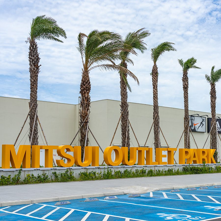 Palm trees at the entrance of Mitsui Outlet Park Taichung.