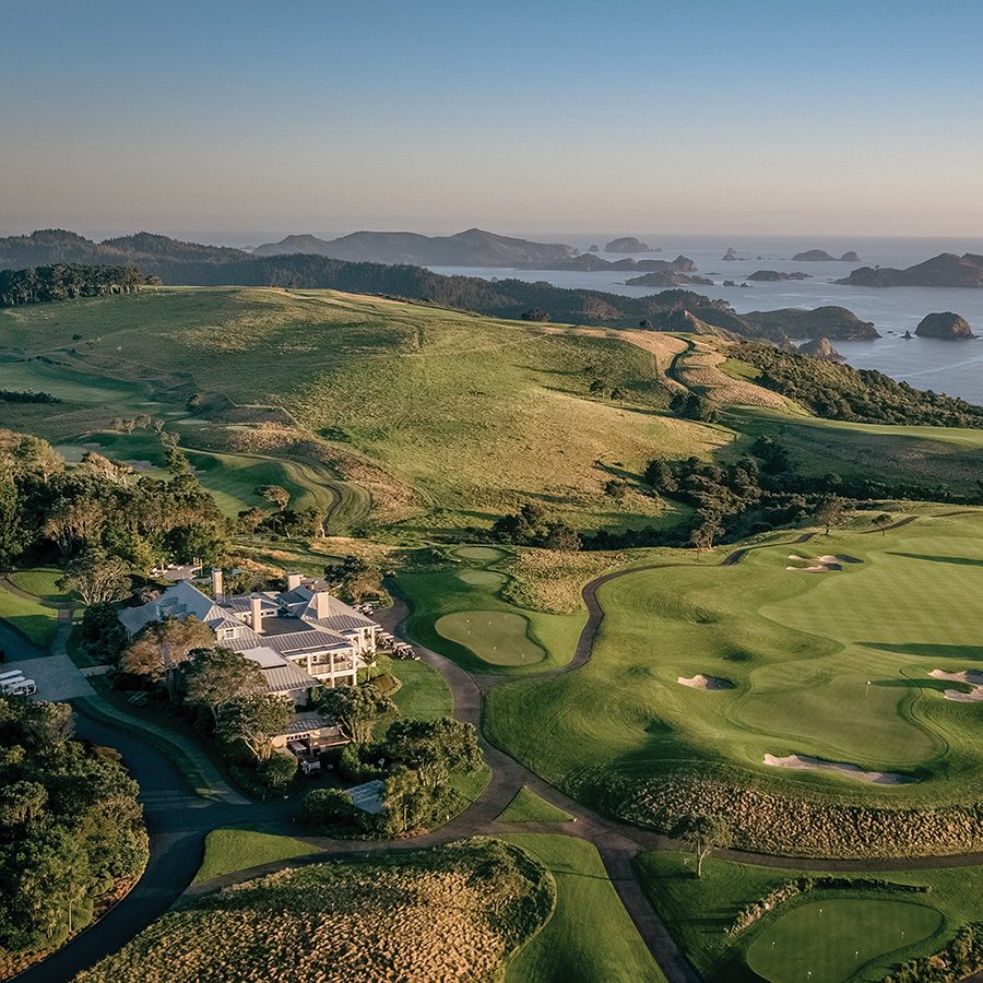 Aerial view of Rosewood Kauri Cliffs and its golf course. 