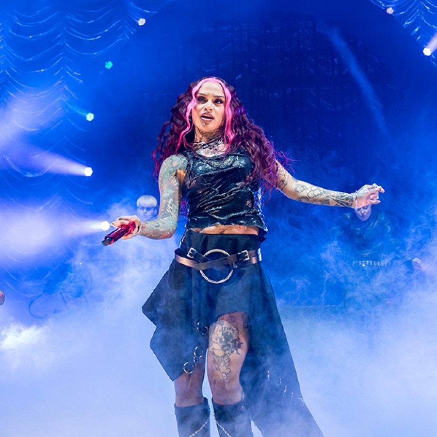 Kehlani dancing on stage 