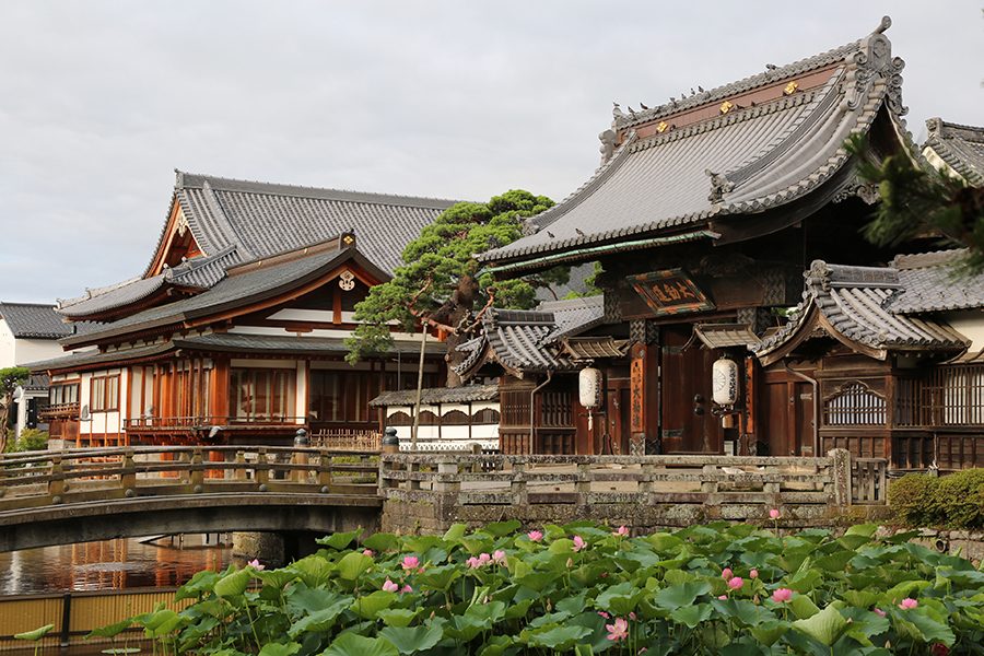 Exterior view of Zenkoji Temple in Nagano.