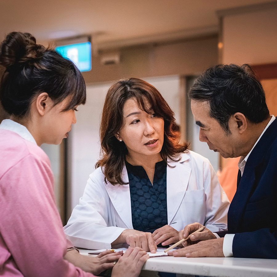 Medical professionals explain something to a patient at a hospital.