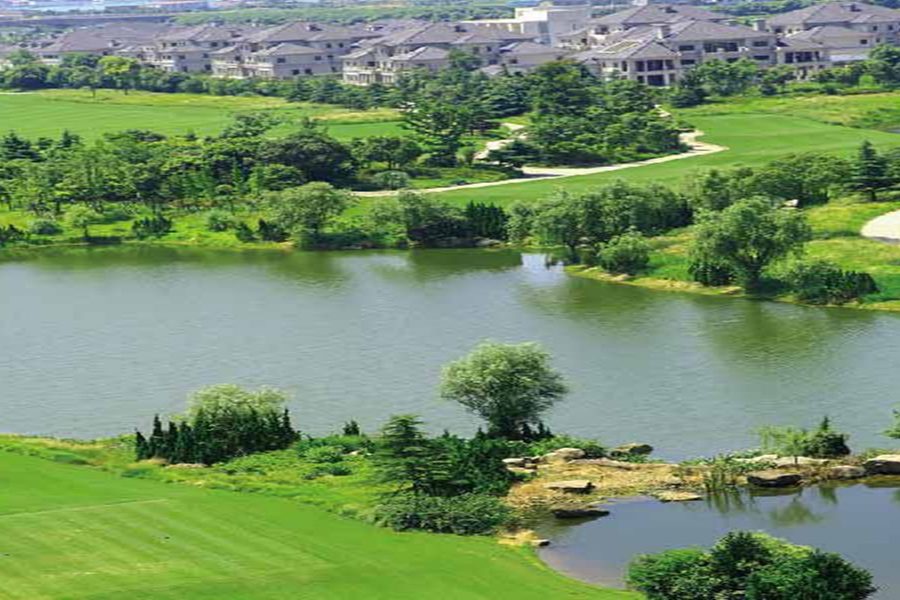 A bird’s eye exterior view of the lush green golf course at Crowne Plaza Shanghai Anting.