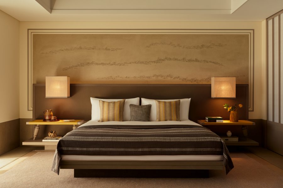 A large bed is placed in the middle of a guest room at Janu Tokyo. 