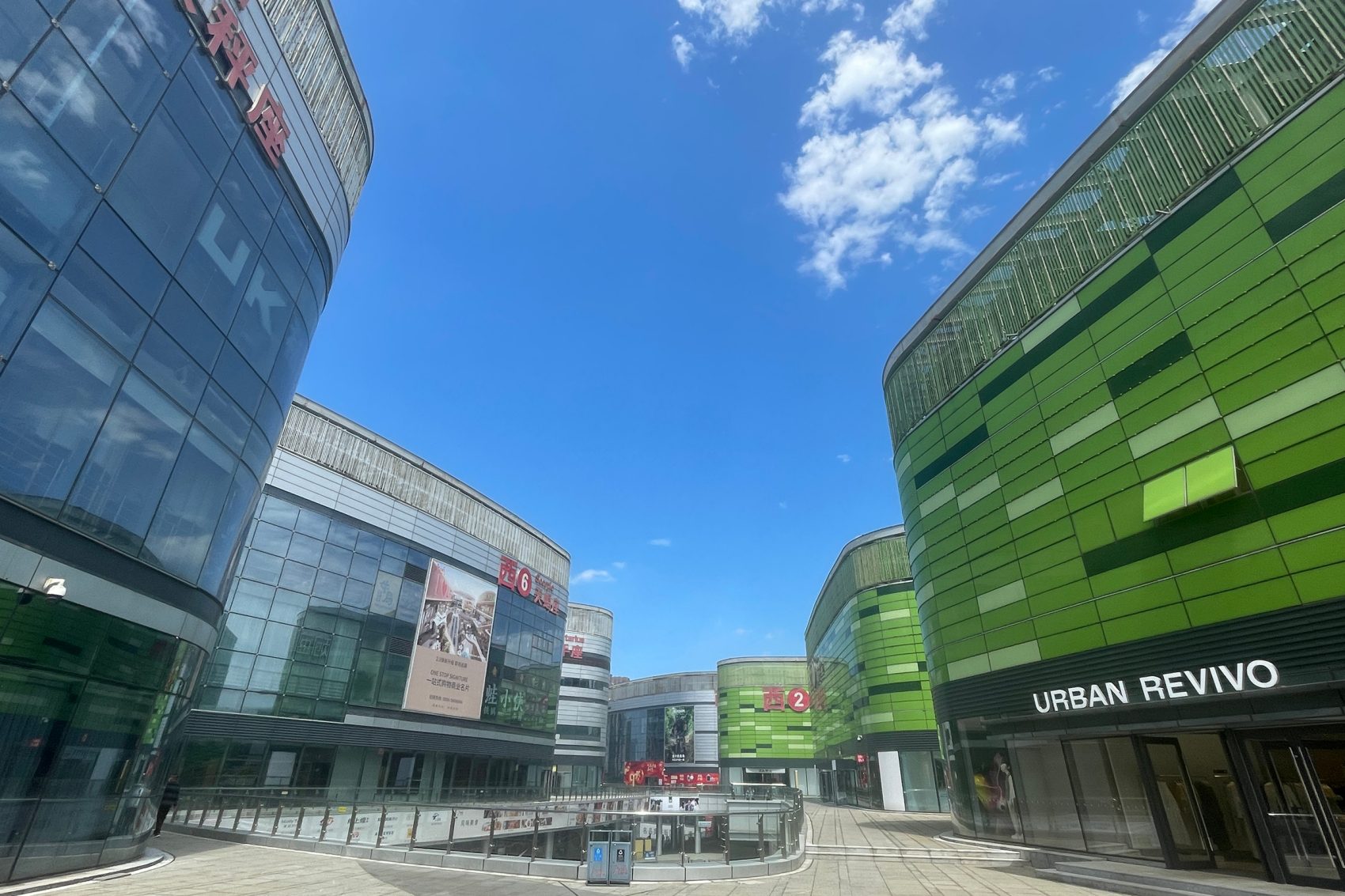 An outdoor walkway connects several complexes of duty-free shopping at Hainan International Duty-Free Shop. 