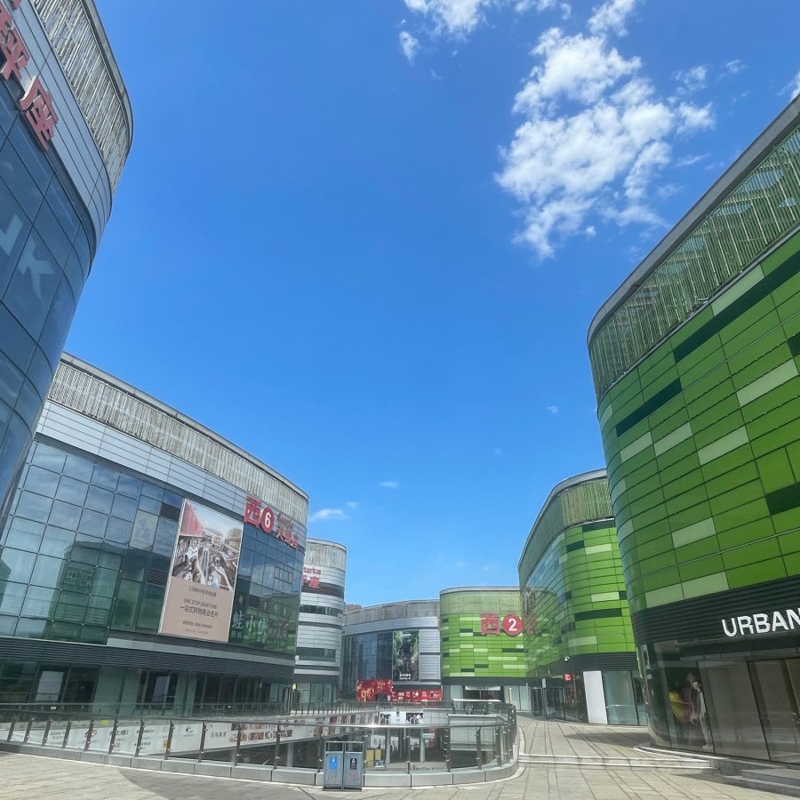 An outdoor walkway connects several complexes of duty-free shopping at Hainan International Duty-Free Shop. 