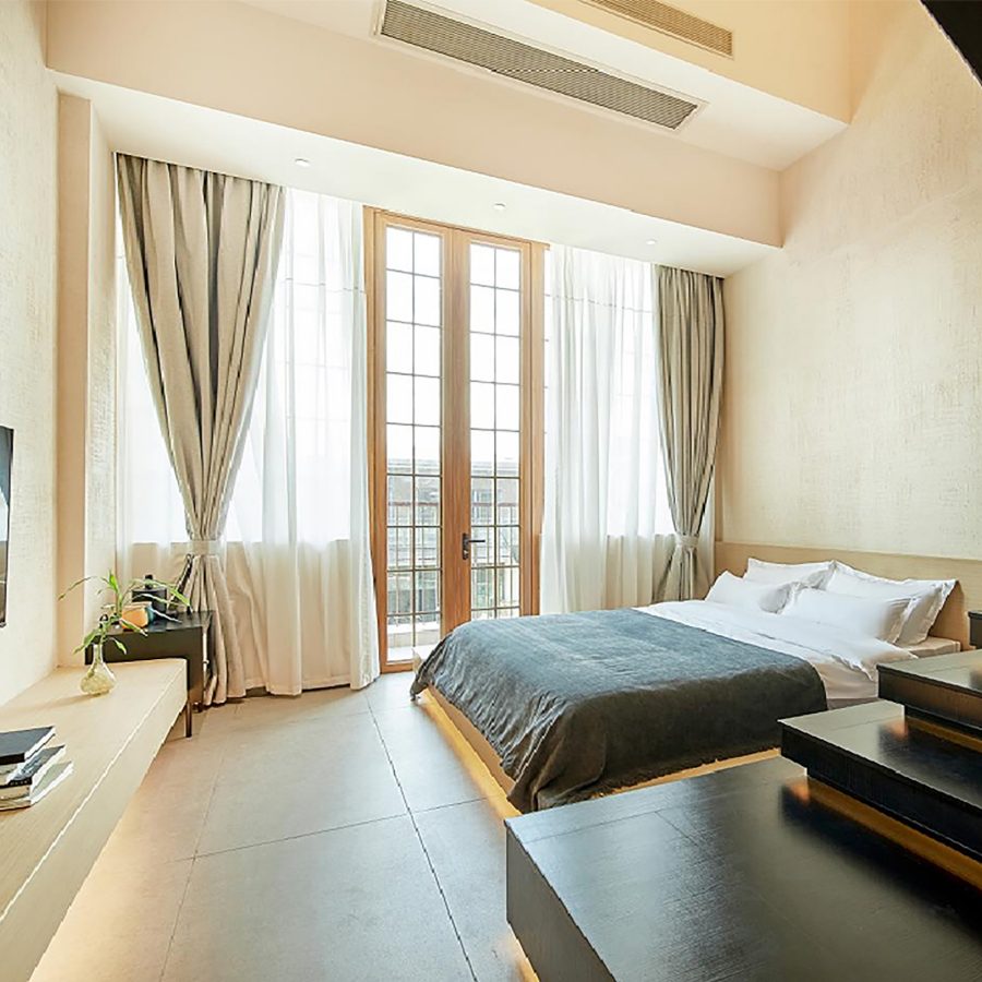 A bright and spacious double room at Shui Mo Fang Zhou Guesthouse.