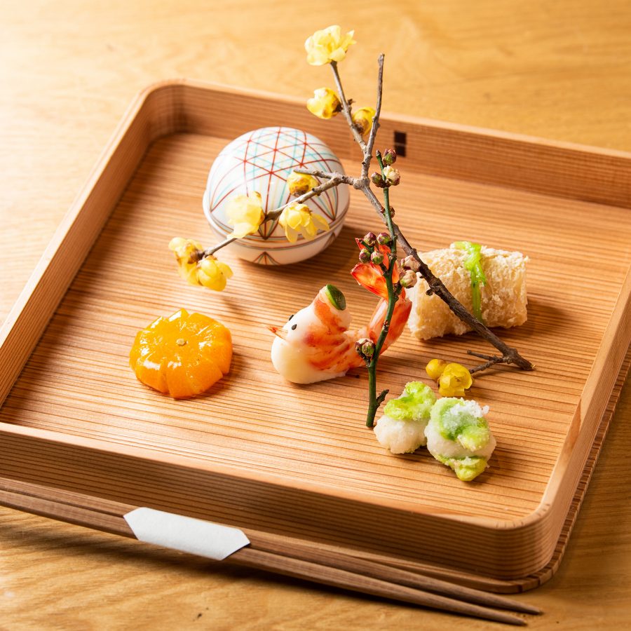 A wooden tray with artistic pieces of sushi laid out on it at Kashiwaya. 