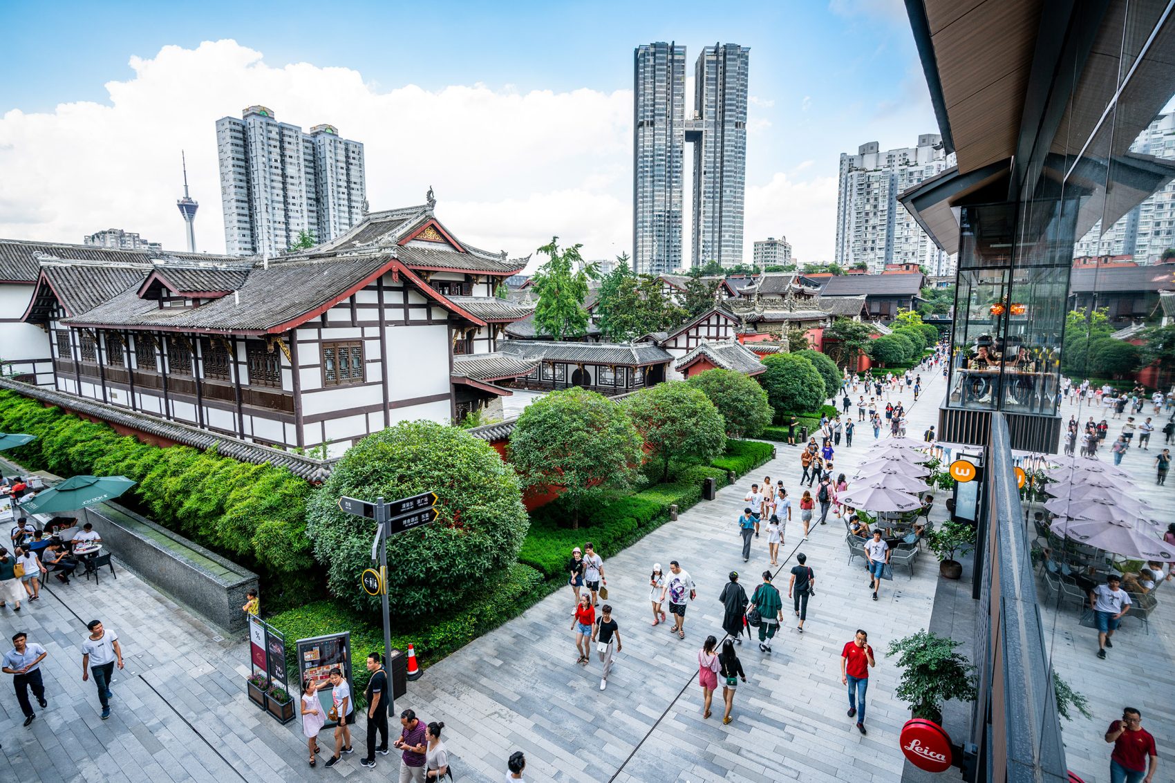 Taikoo Li is a shopping and lifestyle complex in Chengdu built in Sichuan’s traditional architectural style. 