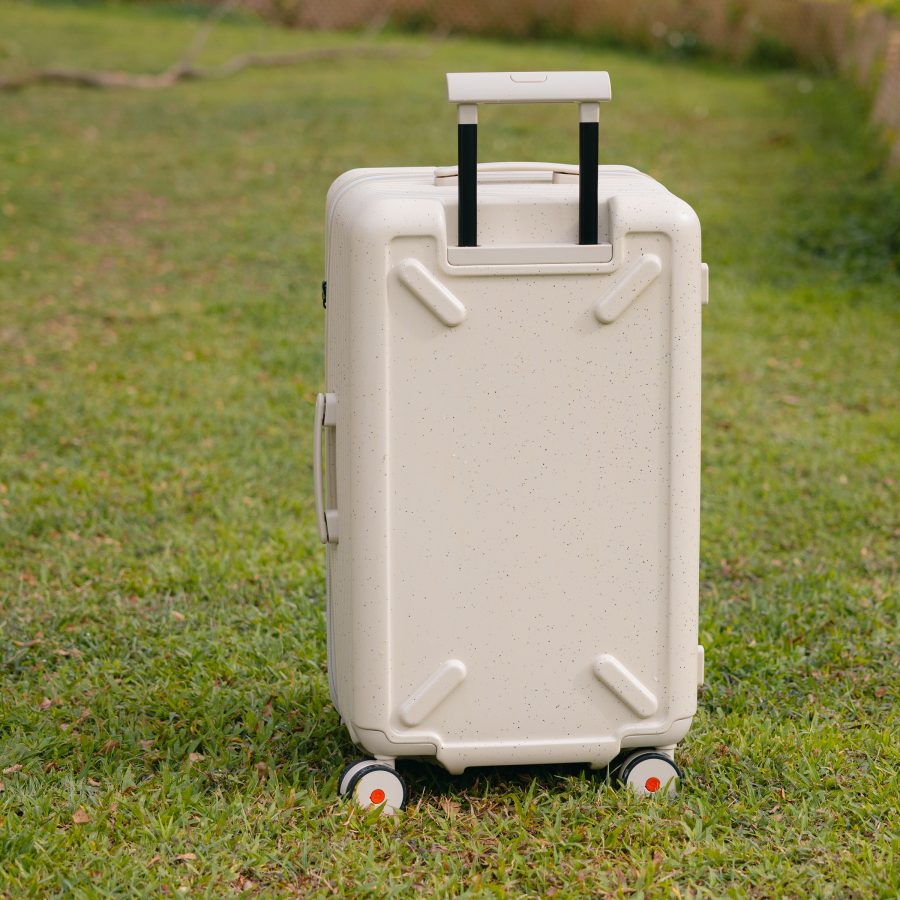 The back of the ivory Samsonite TOIIS XP Trunk.