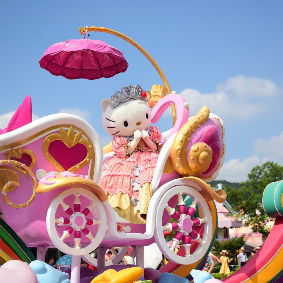 : Exterior view of a parade at Hangzhou Hello Kitty Park, featuring the eponymous character of Hello Kitty sitting in a carriage. 