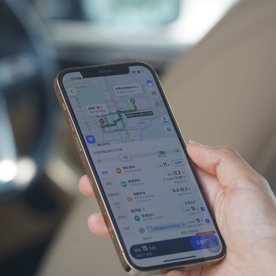 A Chinese map app showing directions on a person’s smartphone.