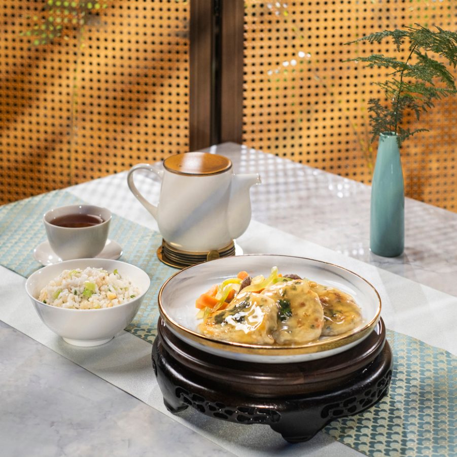 Pan-fried crab meat and scallop cakes with Yunnan ham, served with salted fish and vegetable rice