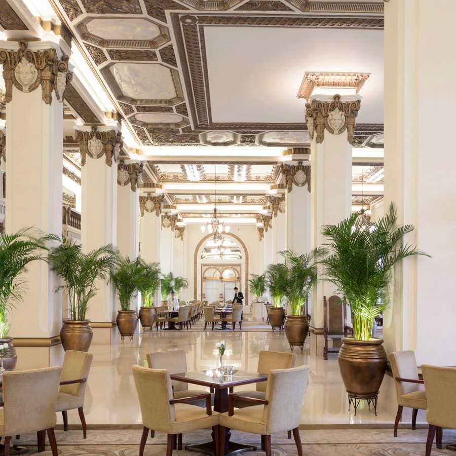 Just inside the entrance of The Penisula Hong Kong is the Lobby Lounge, decorated with rectangular pillars, gilded ceilings and square tables for four.